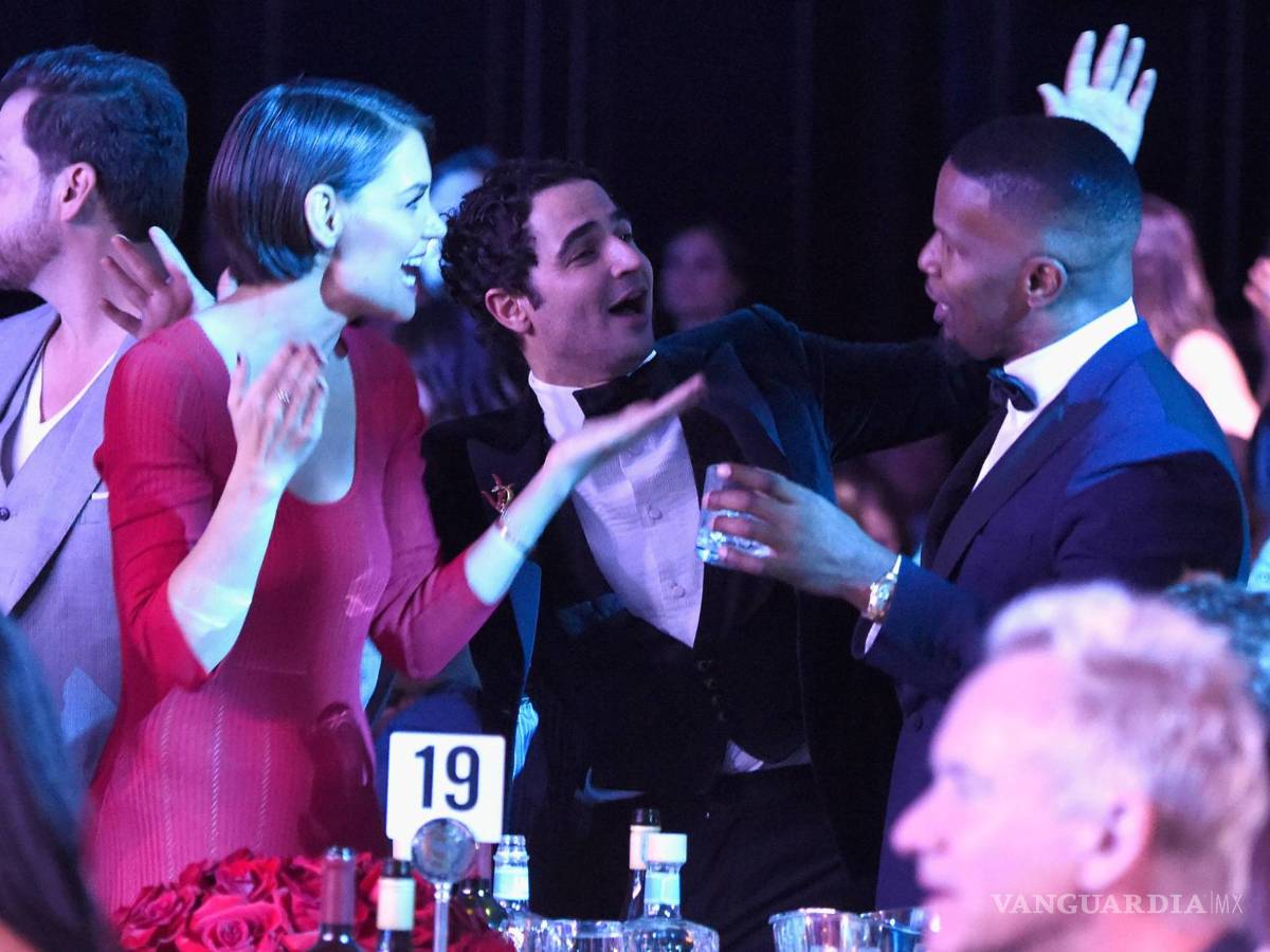 $!Jamie Foxx y Katie Holmes muestran su amor en los Grammy