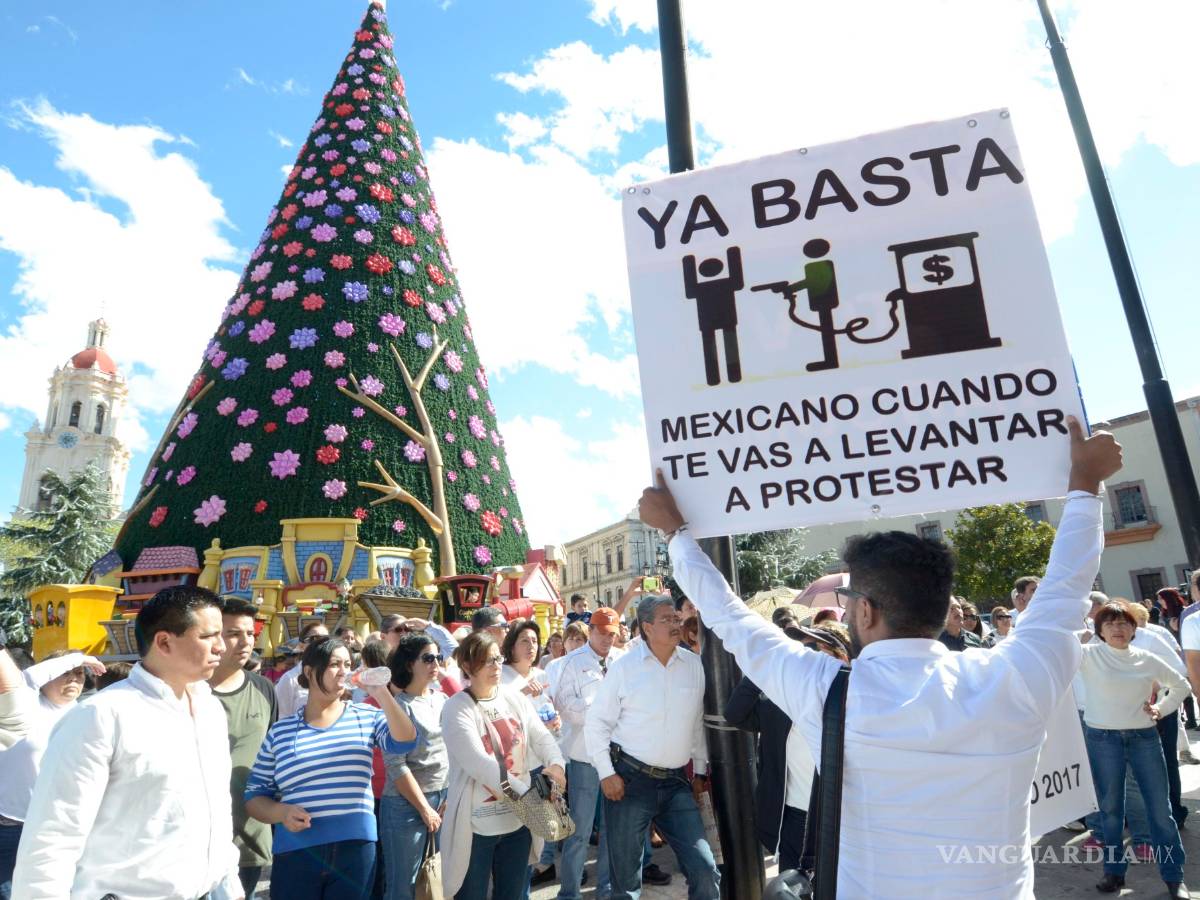 $!Saltillenses se manifiestan contra gasolinazo