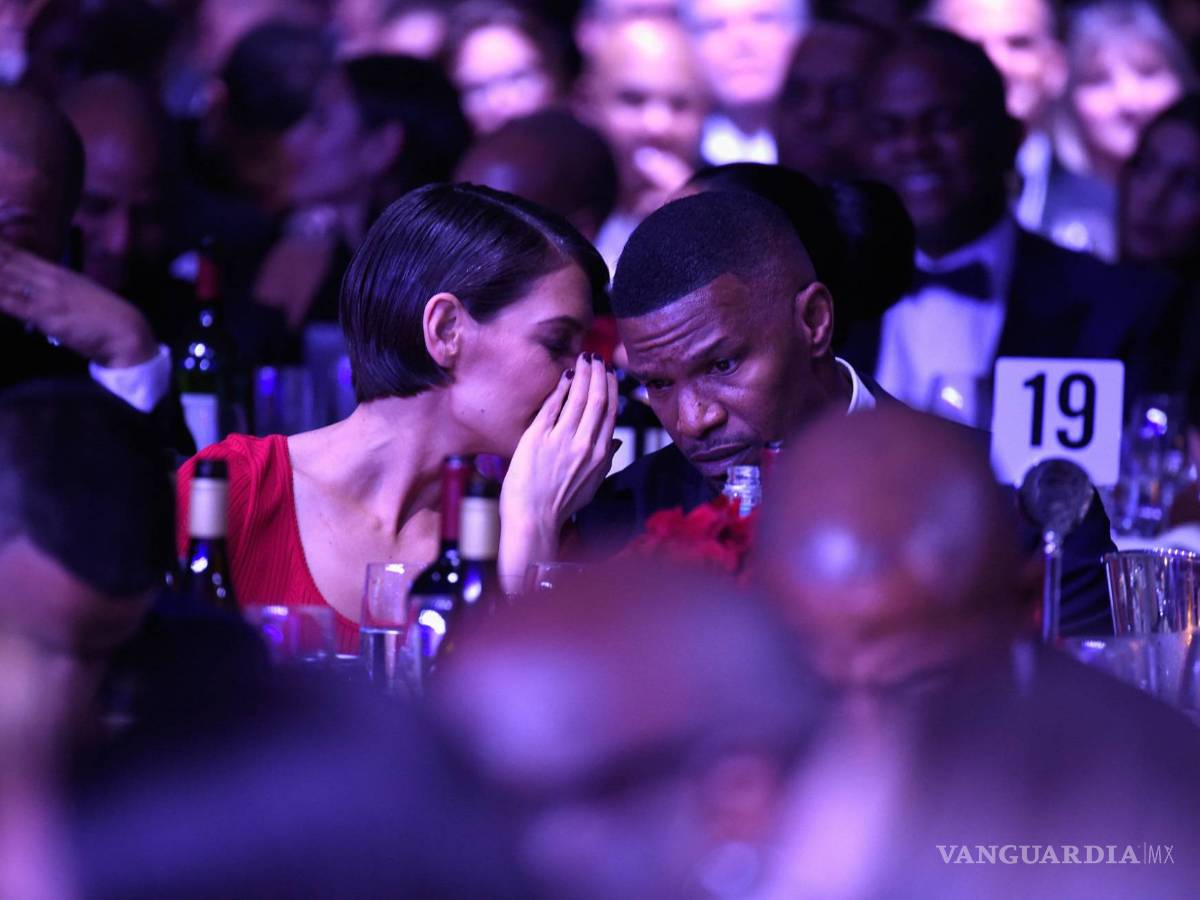 $!Jamie Foxx y Katie Holmes muestran su amor en los Grammy