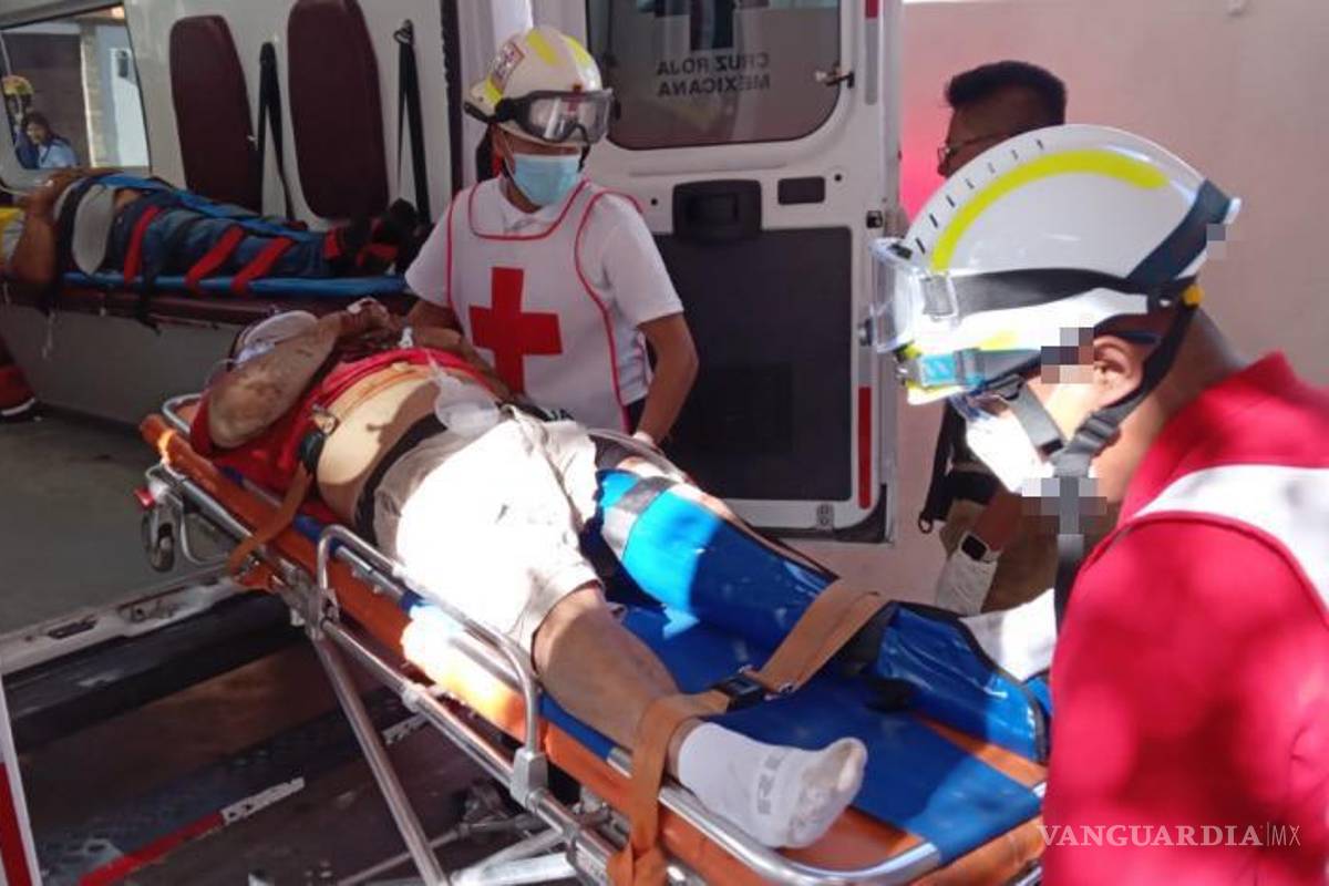 $!Paramédicos de Capufe brindaron los primeros auxilios a los cinco ocupantes del automóvil siniestrado.