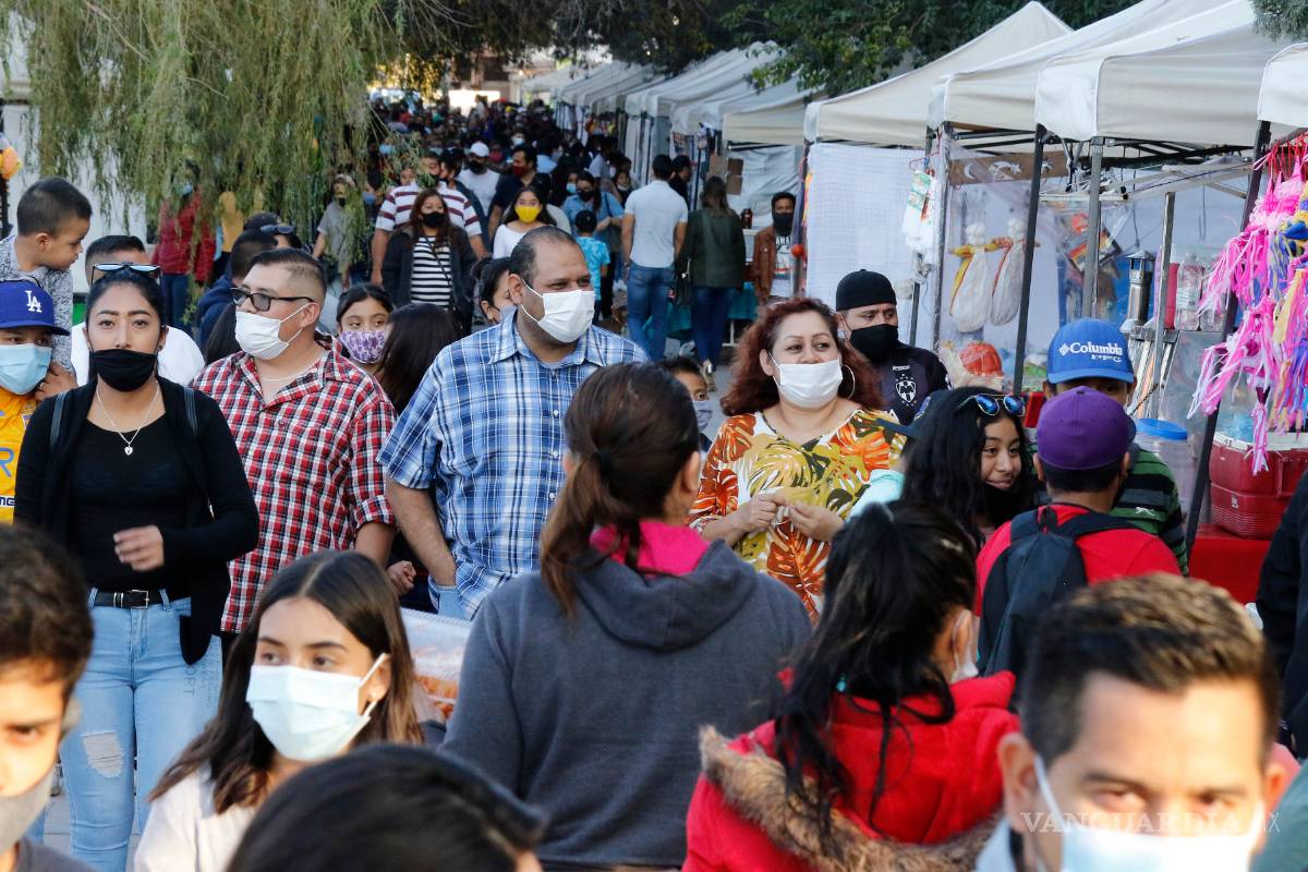 Acuden clientes al Mercado de Arteaga como si no existiera pandemia