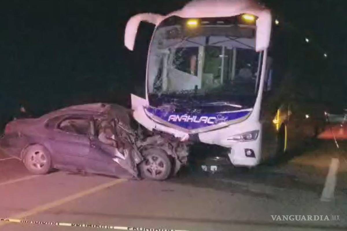 Mueren dos personas al chocar con camión de pasajeros en carretera de Piedras Negras