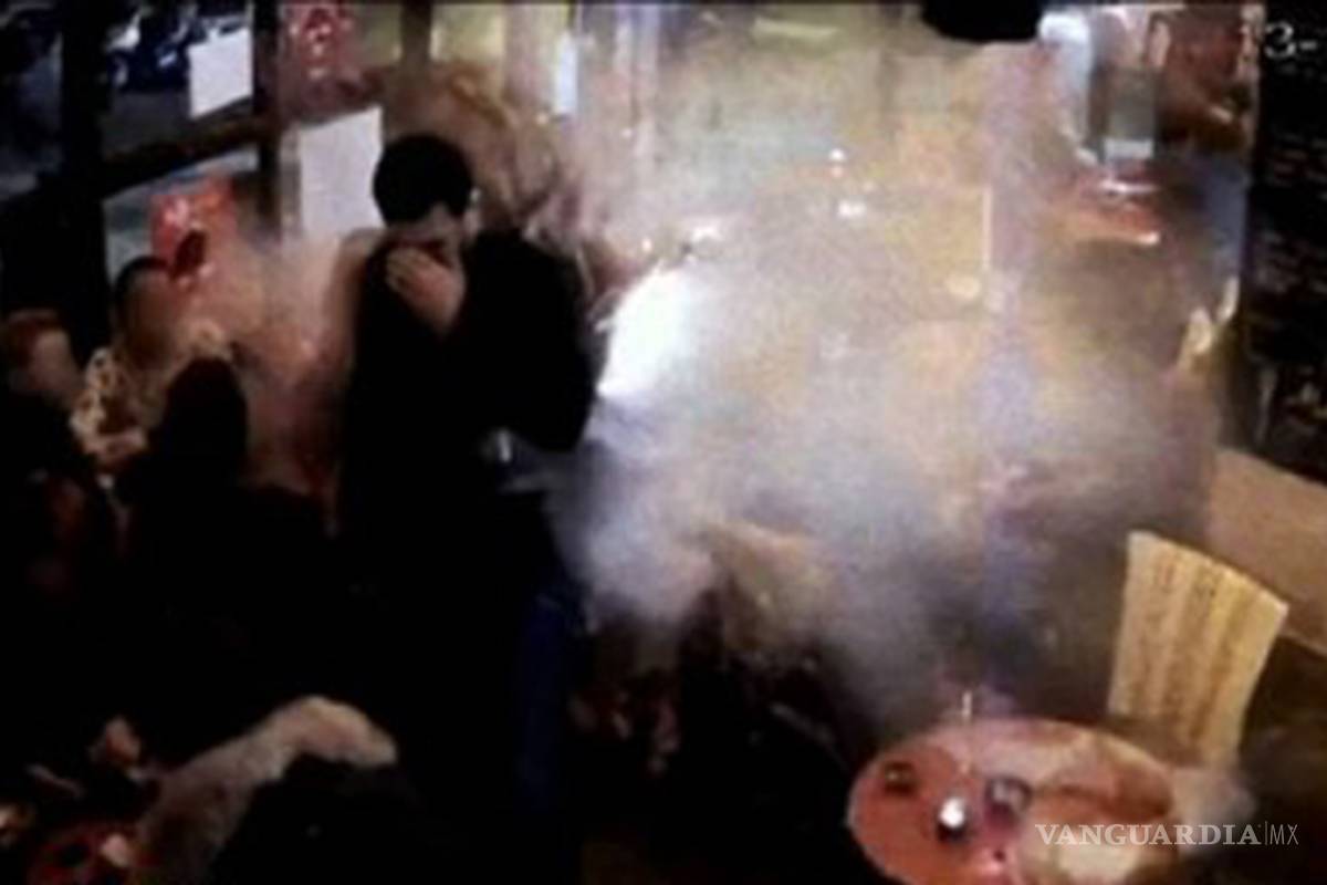 Revelan momento en que terrorista se inmola en café de París (VIDEO)