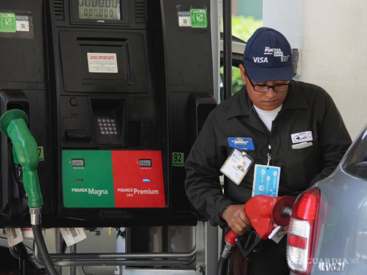 $!Desabasto y problemas en bombas de gasolina retrasan a paisanos