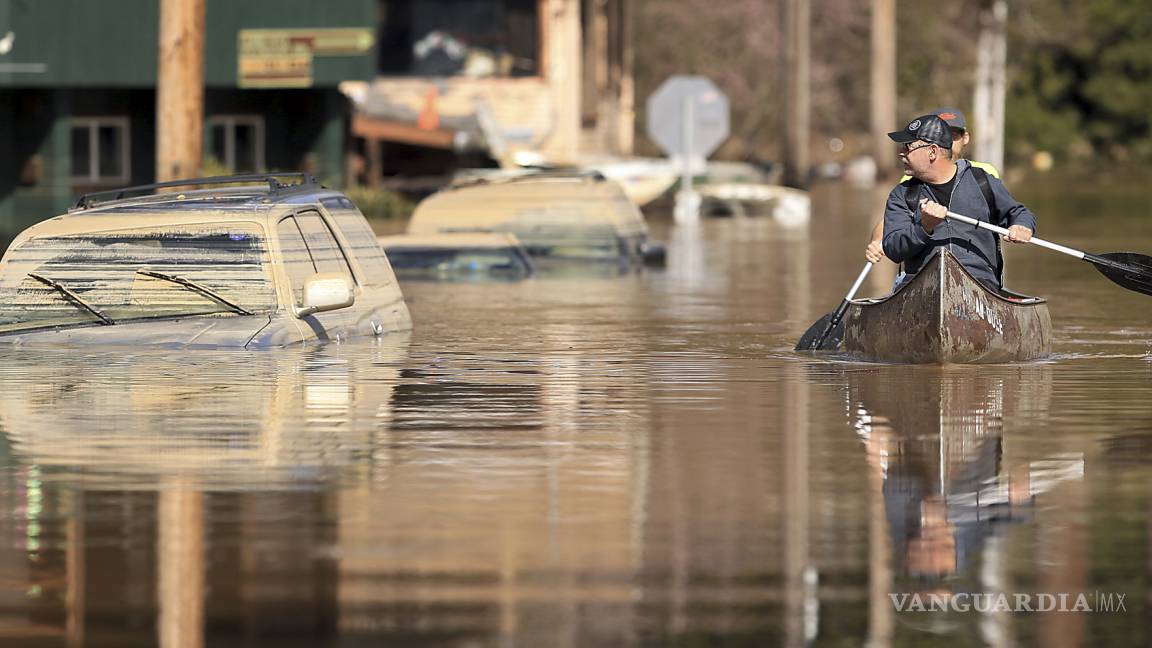 Lluvias causan inundaciones y dejan un muerto en California
