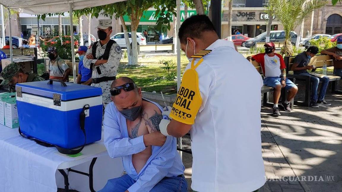 Ejército aplica refuerzo de la vacuna contra Covid-19 en plaza principal de Monclova