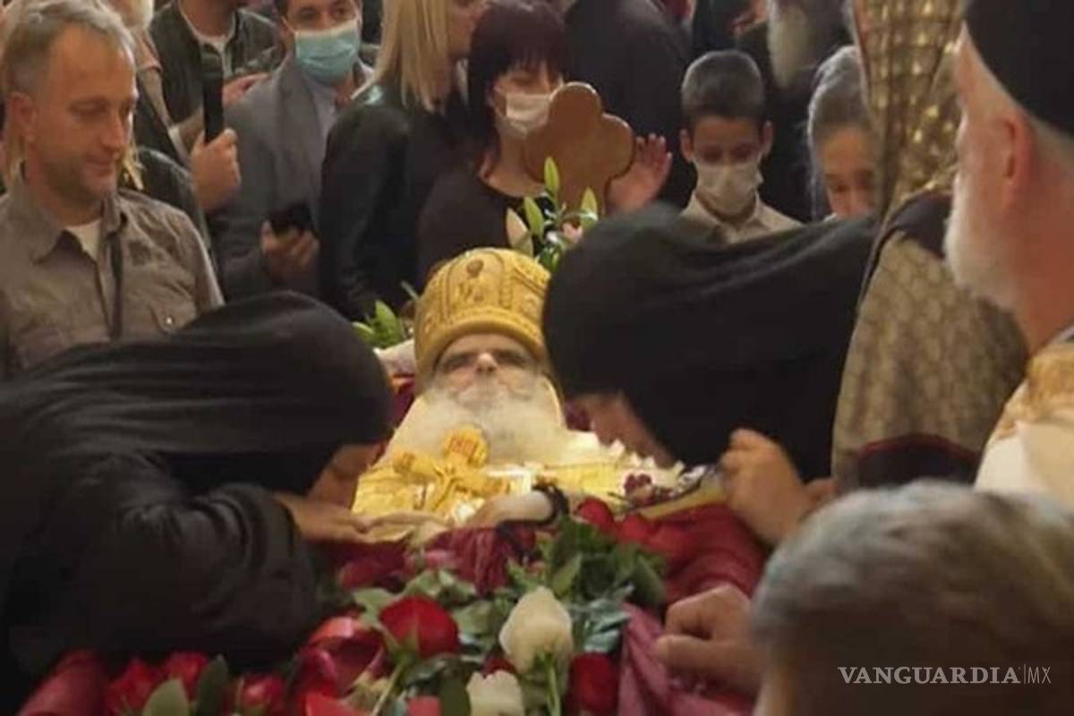 $!Miles dan 'último beso' a arzobispo, pese a que murió de COVID-19