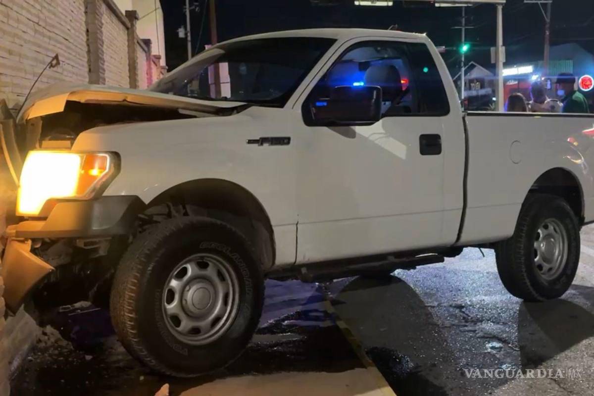 $!La camioneta Ford quedó con severos daños tras el impacto contra la barda perimetral del residencial.