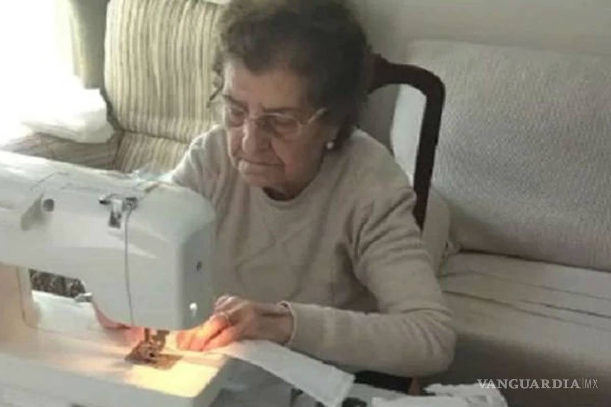 Anciana elabora 50 mascarillas diarias para hospitales de España