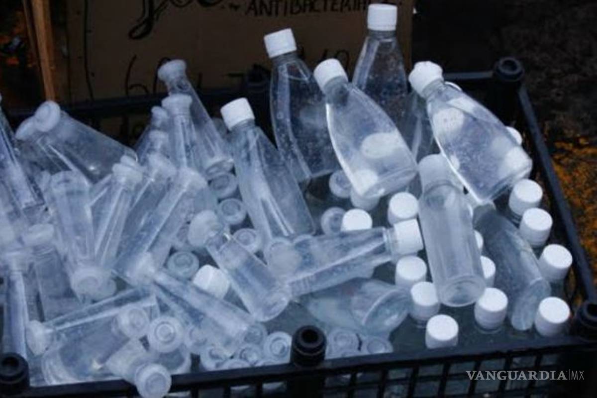 Con machete roba gel antibacterial de una tienda