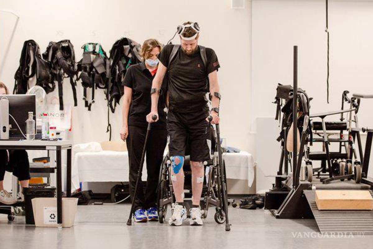 Parapléjico volvió a caminar gracias a una interfaz cerebro-ordenador con Inteligencia Artificial