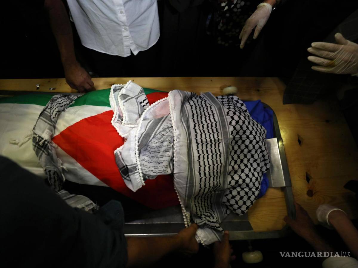 $!Amigos de la fallecida activista turco-estadounidense Aysenur Ezgi Eygi rodean su cuerpo en la morgue del hospital Rafidia, en la ciudad de Nablus, Cisjordania.