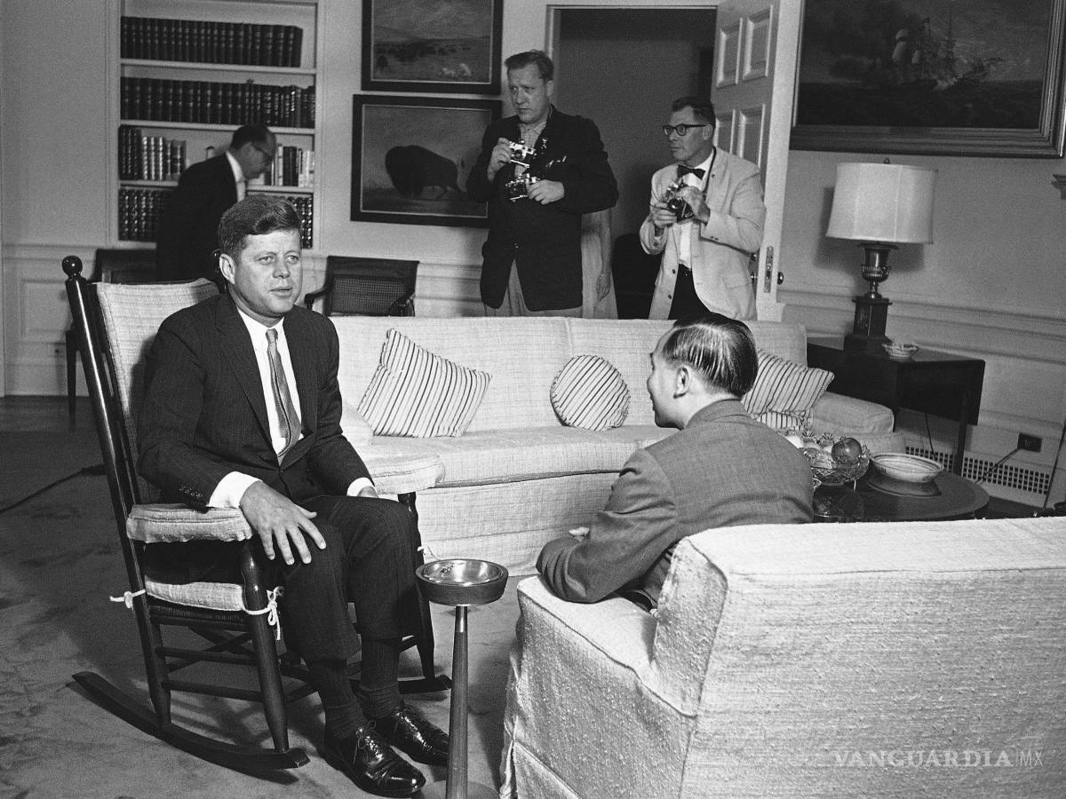 $!El presidente John F. Kennedy habla desde su ahora famosa mecedora con Nguyen Dinh Thuan, un alto funcionario de Vietnam del Sur, el 14 de junio de 1961.