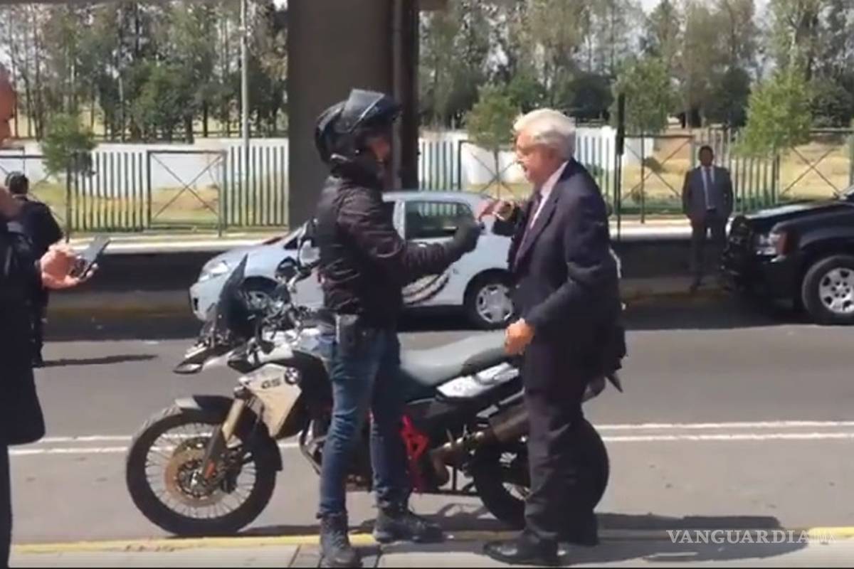 Andrés Manuel se pone ‘renegado’: llega en moto a evento