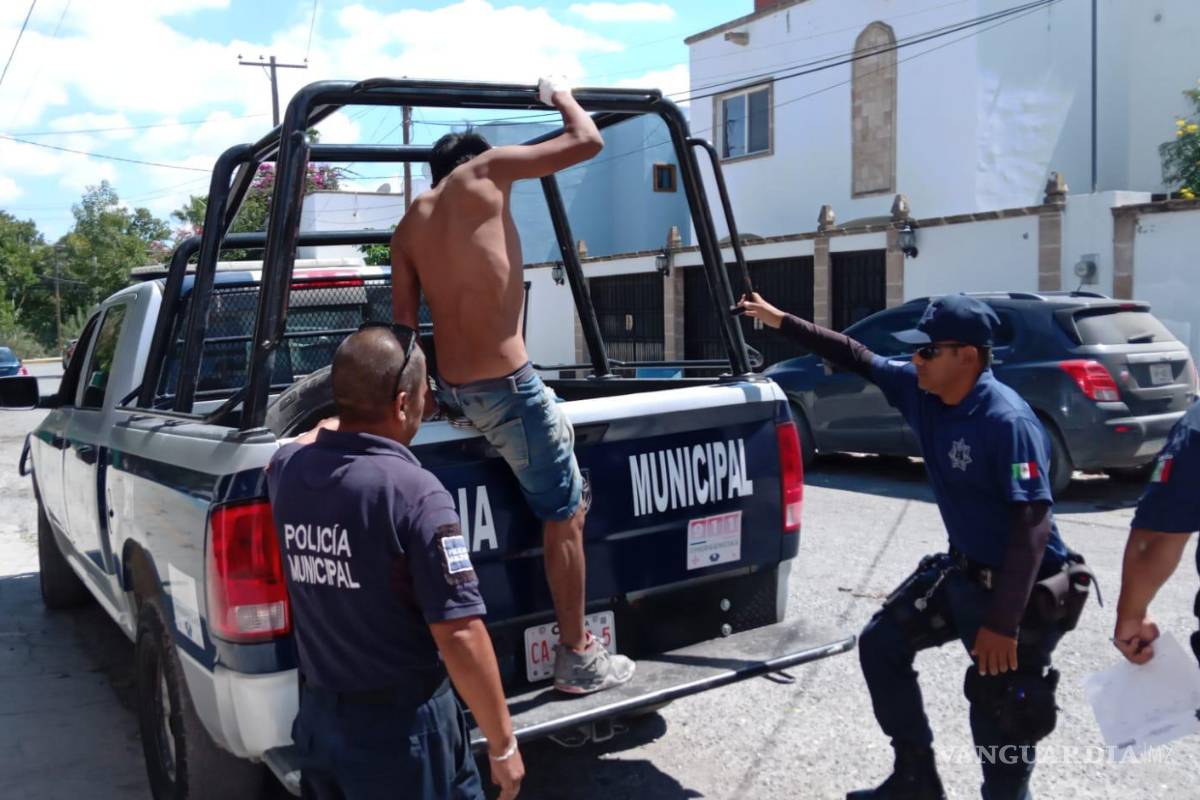 Joven recibe machetazo al ser sorprendido robando en negocio de Parras de la Fuente