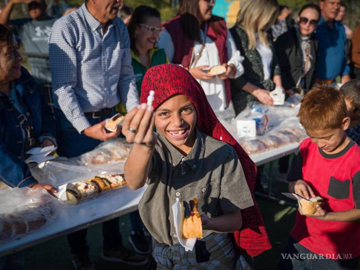 $!Los niños disfrutaron de la porción de la tradicional Rosca de Reyes, compartiendo la alegría de la celebración en familia.