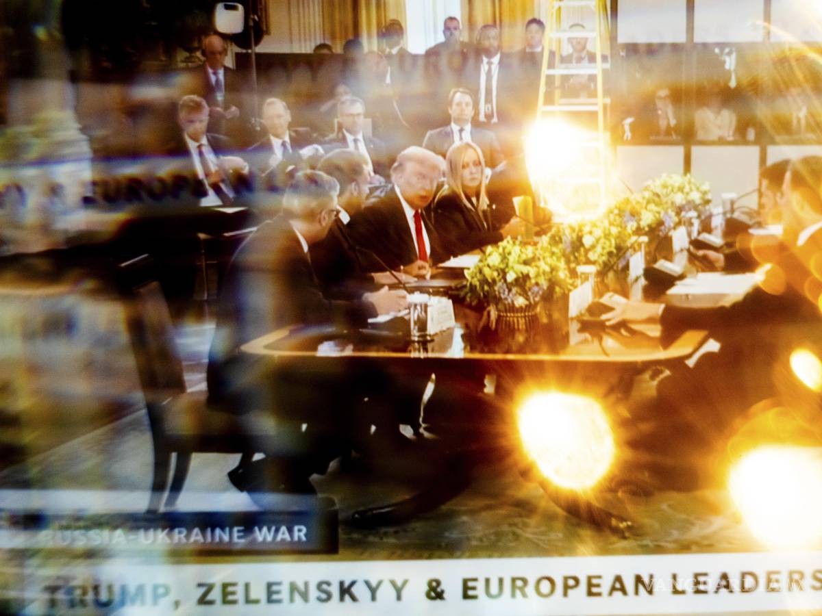 $!Una transmisión del presidente Trump con el presidente Volodymyr Zelensky de Ucrania y otros líderes europeos en la Sala Este de la Casa Blanca en Washington.