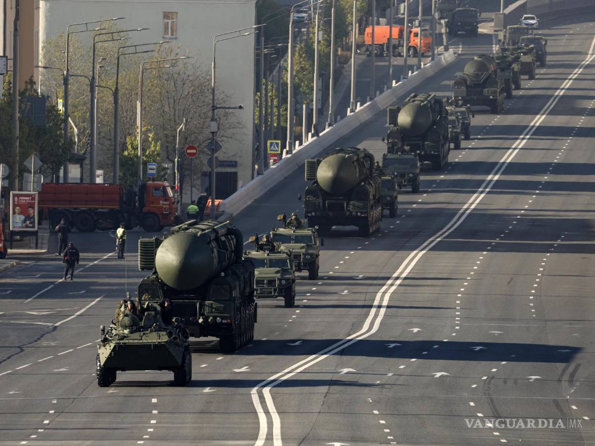 $!Unidad de lanzadores de misiles balísticos intercontinentales rusos Yars en el centro de Moscú, Rusia.