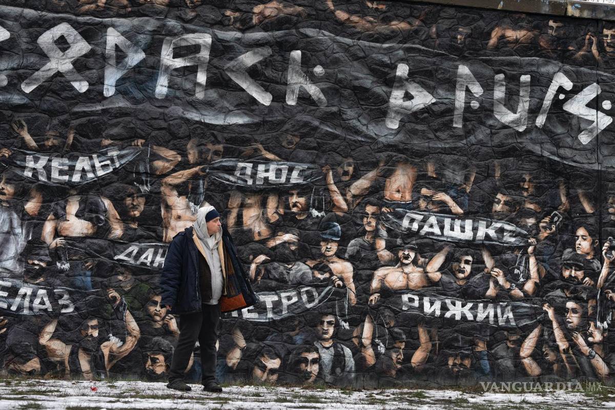 $!19/01/2024. Mural inspirado en una fotografía tomada en febrero de 2023 en un partido de fútbol entre el Dinamo de Zagreb y el Hajduk de Split en Zagreb.