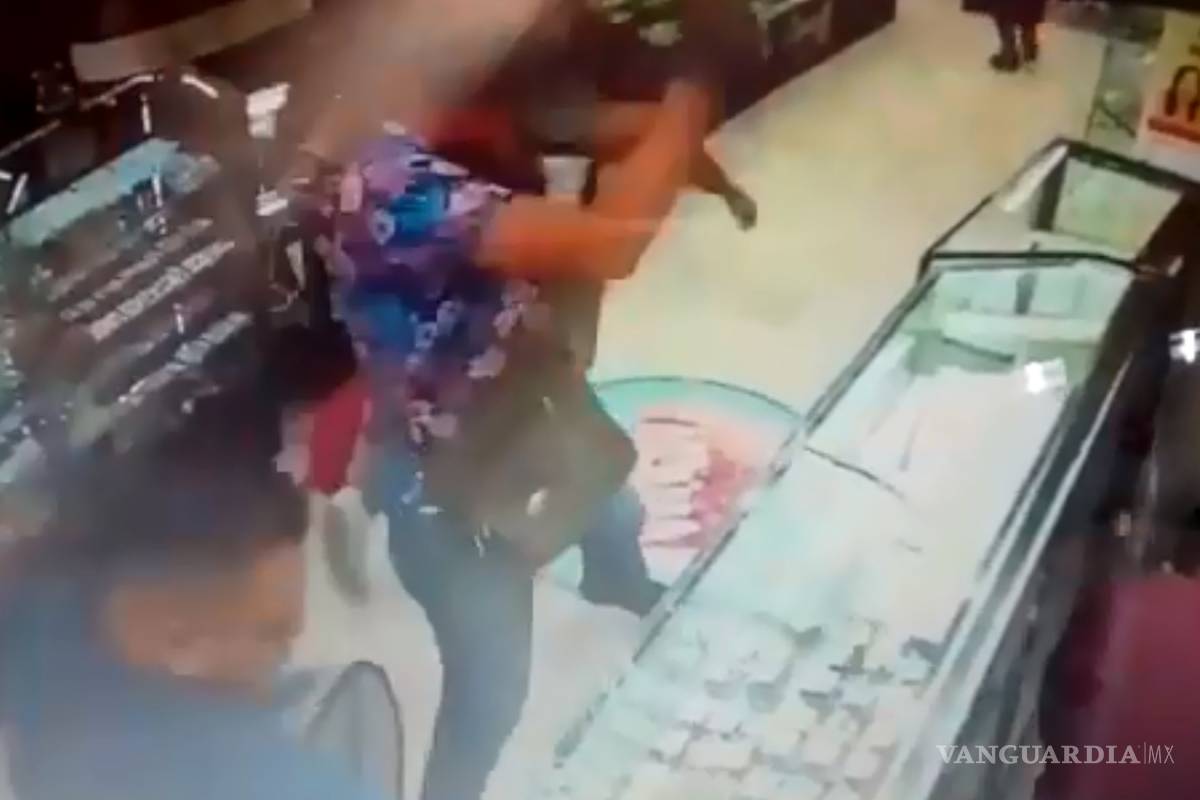 Video muestra violento atraco a joyería en SLP