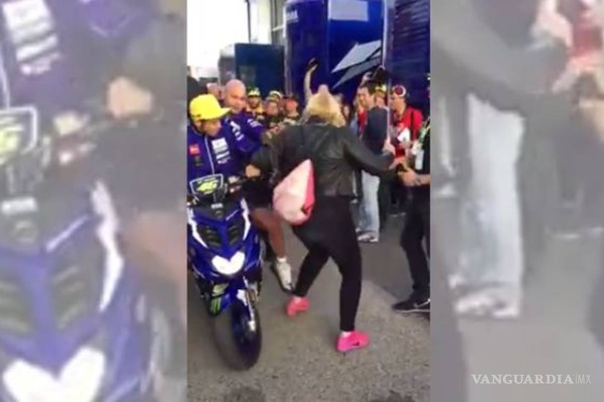 Piloto de Moto GP golpea a una aficionada (video)