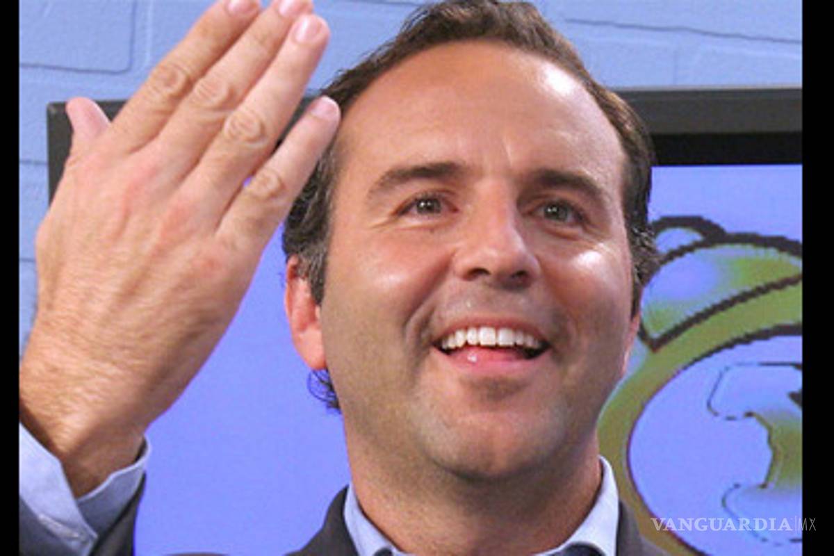 &quot;Se les nota cómo se revuelcan&quot;, dice Esteban Arce ante las críticas por el Premio de Periodismo