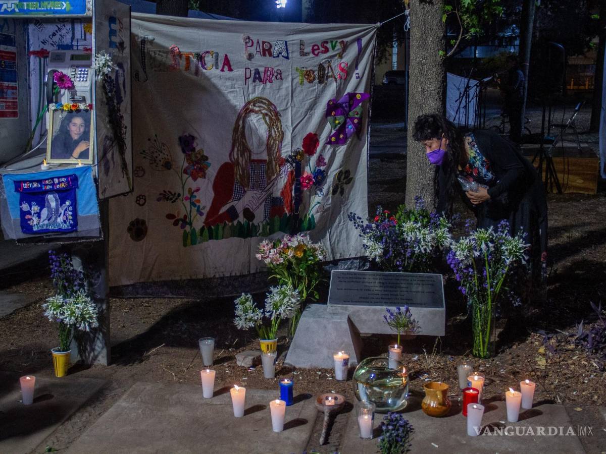 $!Memorial a Lesvy Berlín Rivera Osorio, fue encontrada muerta el 2 de mayo de 2017 en un teléfono público de Ciudad Universitaria; Aracely Osorio, su madre, encabezó el acto que se llevó a cabo en la caseta telefónica donde fue abandonada.