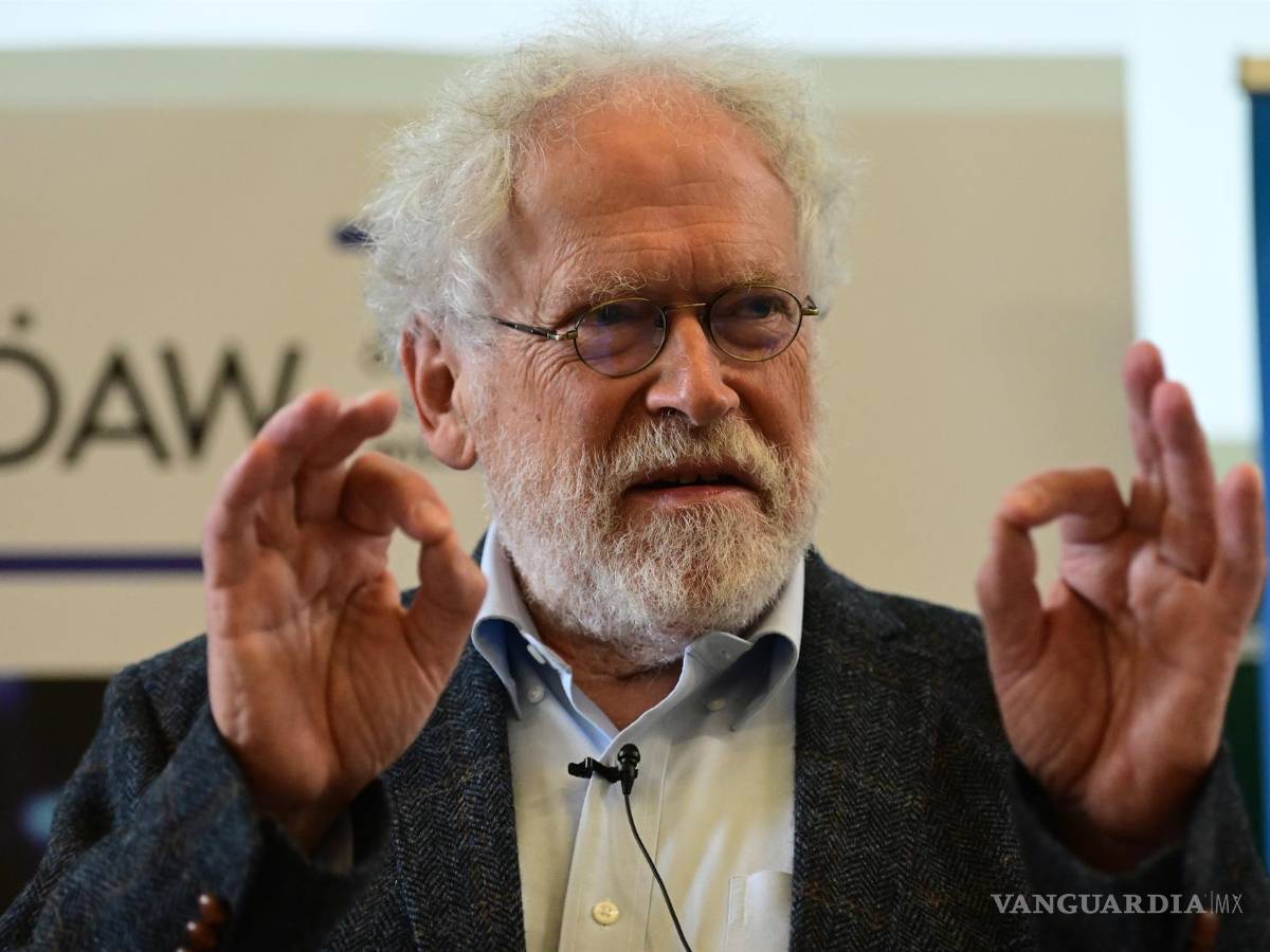 $!Anton Zeilinger da una conferencia de prensa en la Facultad de Física de Viena, Austria, el 4 de octubre de 2022 después de recibir el Premio Nobel de Física 2022.