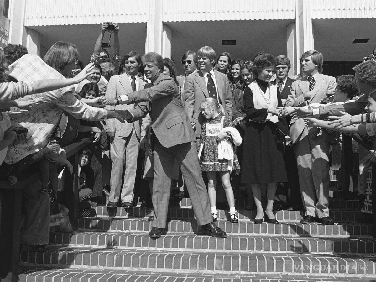 $!31/10/197. El candidato presidencial demócrata Jimmy Carter y su esposa, Rosalynn Carter en la Iglesia Bautista Universitaria en Fort Worth, Texas.