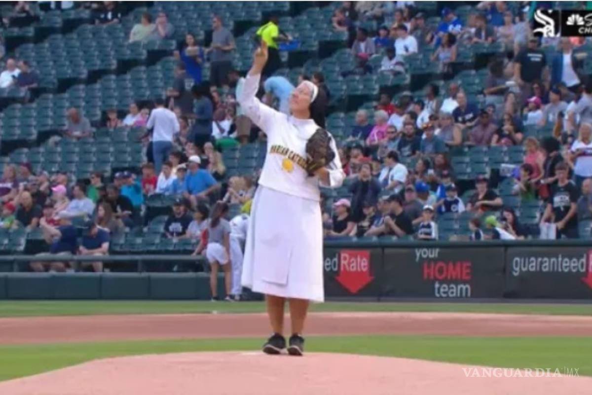 La monja que lanzó la primera bola en el juego de los White Sox de Chicago