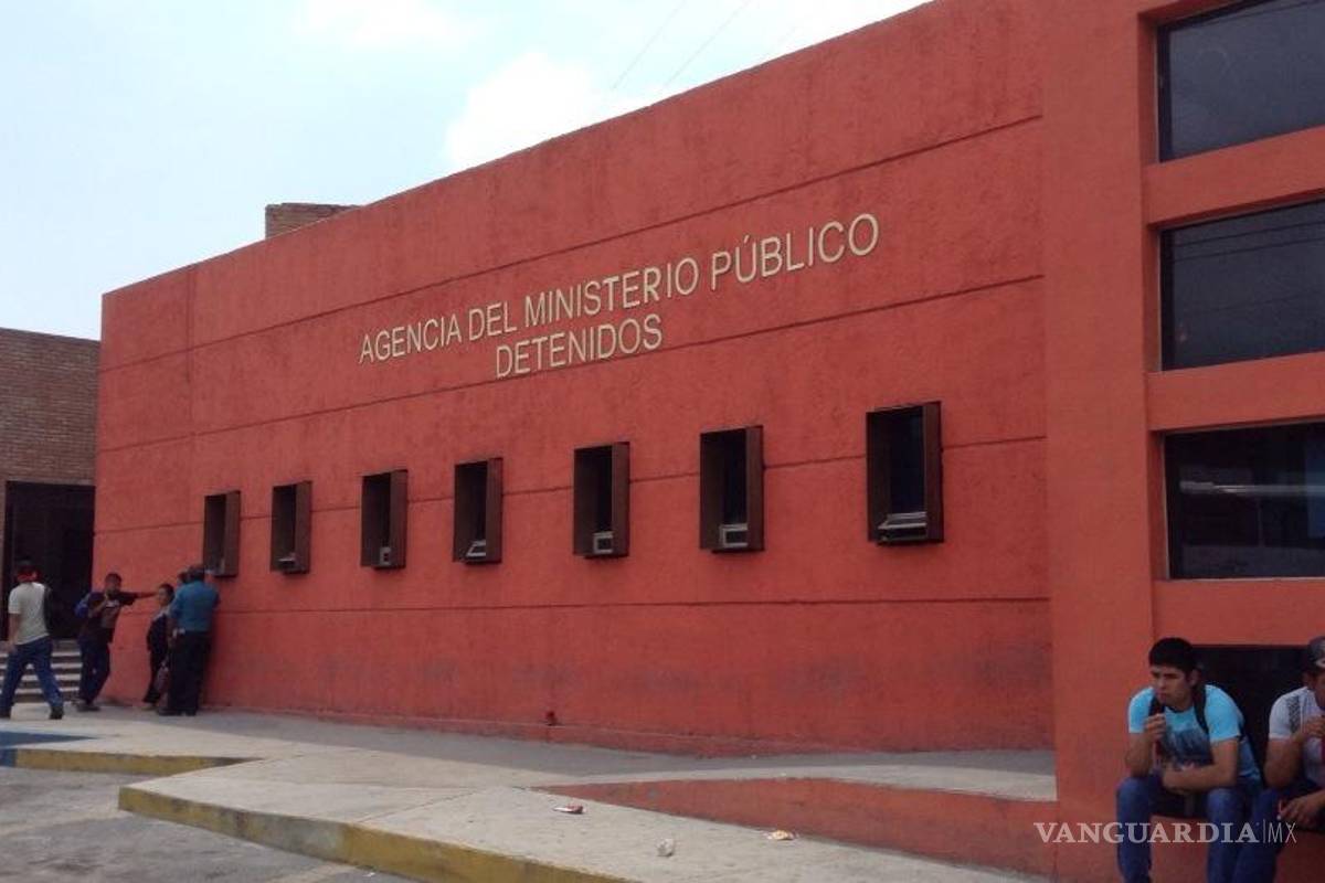 Descubren a intruso dentro de comercio en la madrugada