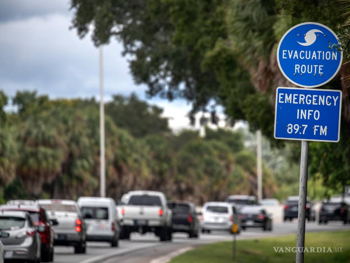 $!La gente conduce tierra adentro antes de la llegada del huracán Ian, en St. Petersburg, Florida.