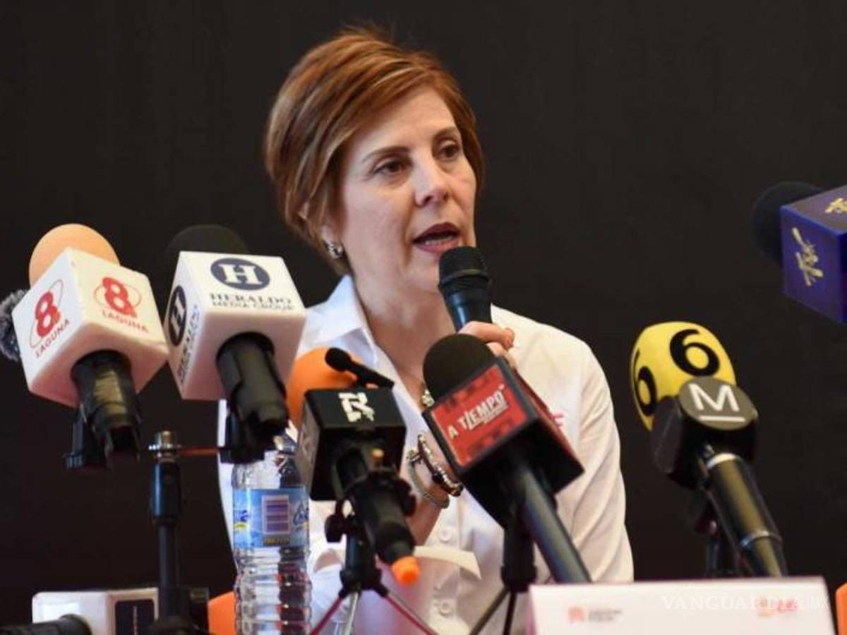 $!La señora Selina Bremer de Cepeda, Presidenta Honoraria del DIF Torreón, agradeció a las familias Gilio Hamdan e Iriarte, del grupo Coliseo Centenario, por pensar en el concierto de Montaner para ayudar a la casa cuna.