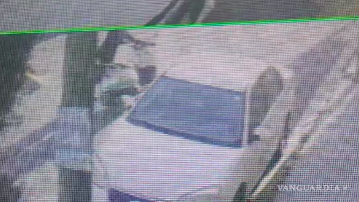 $!En los videos se aprecia que los hombres huyen con dirección norte del bulevar Eulalio Gutiérrez, uno sobre una motocicleta y el otro corriendo empujando la otra.