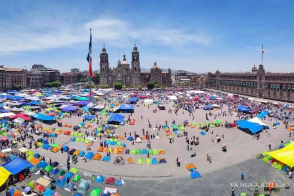 Reparten acordeones para votar por candidatos en elección judicial en el plantón del CNTE del Zócalo