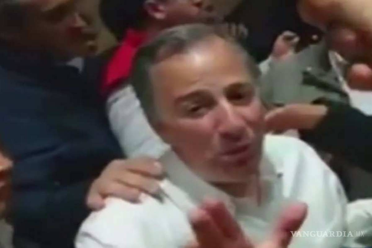 Meade rechaza tomarse una foto con una bandera LGBT