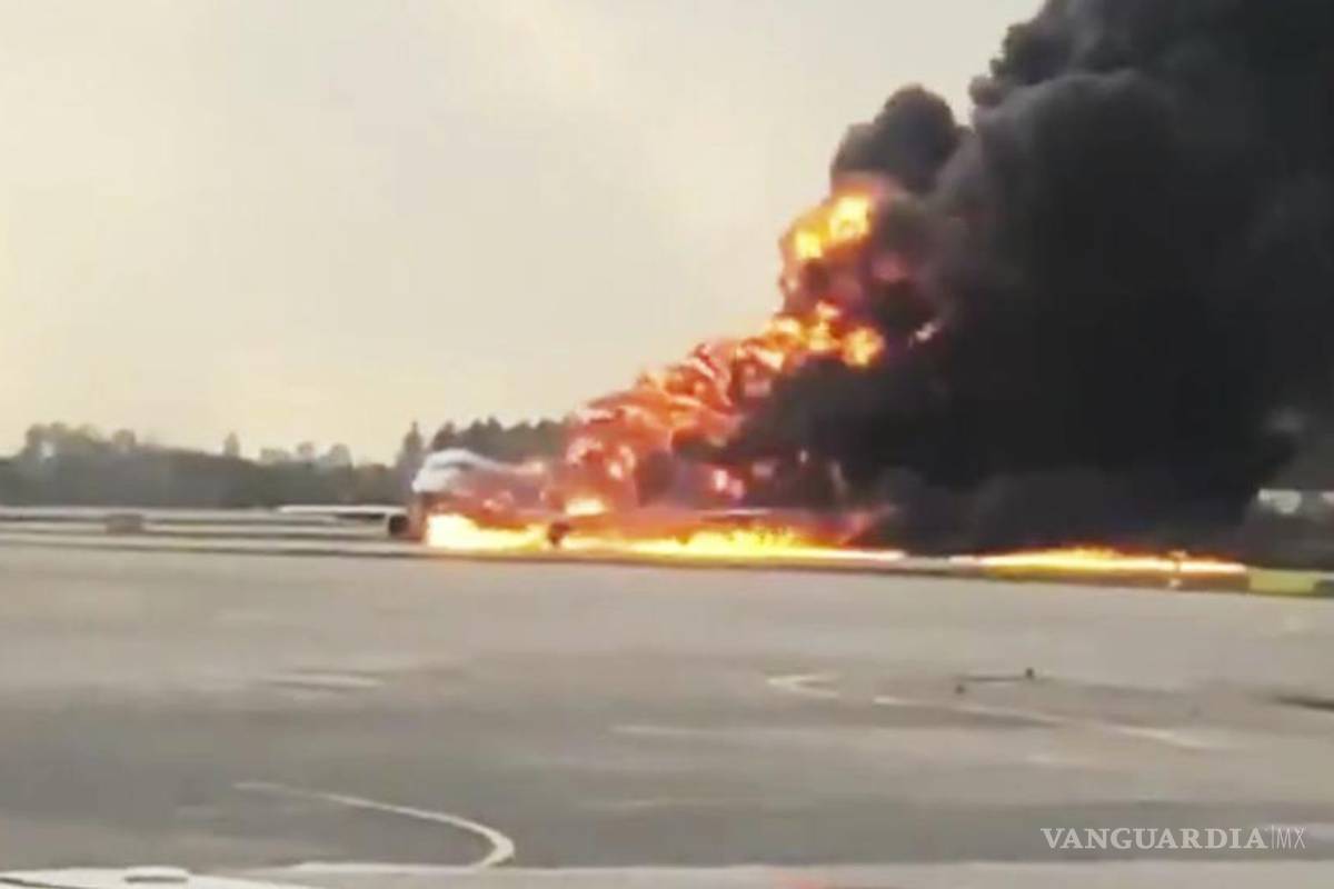 $!AVIÓN SSJ-100 se incendia en Moscú; Deja 40 muertos aterrizaje forzoso