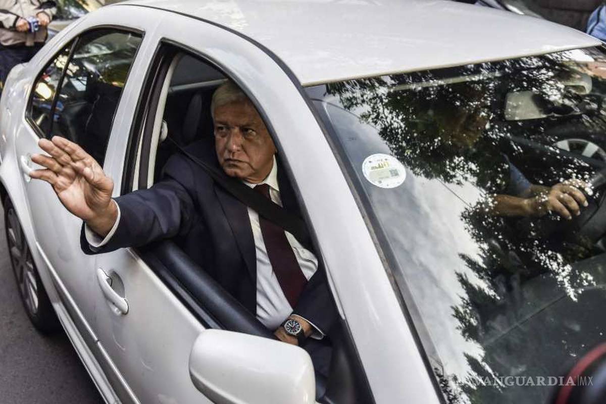 AMLO promete becas a jóvenes que lo interceptan en Sinaloa