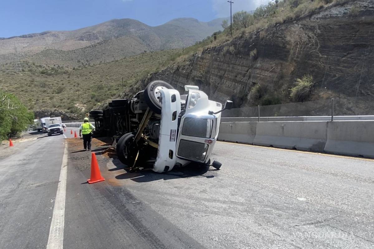 Trailero vuelca y origina otro accidente en el tramo Los Chorros, en Arteaga