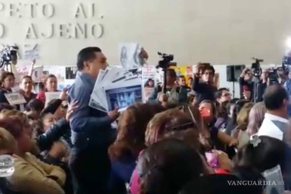 Hombre se desvanece al pedir justicia a AMLO por hija asesinada