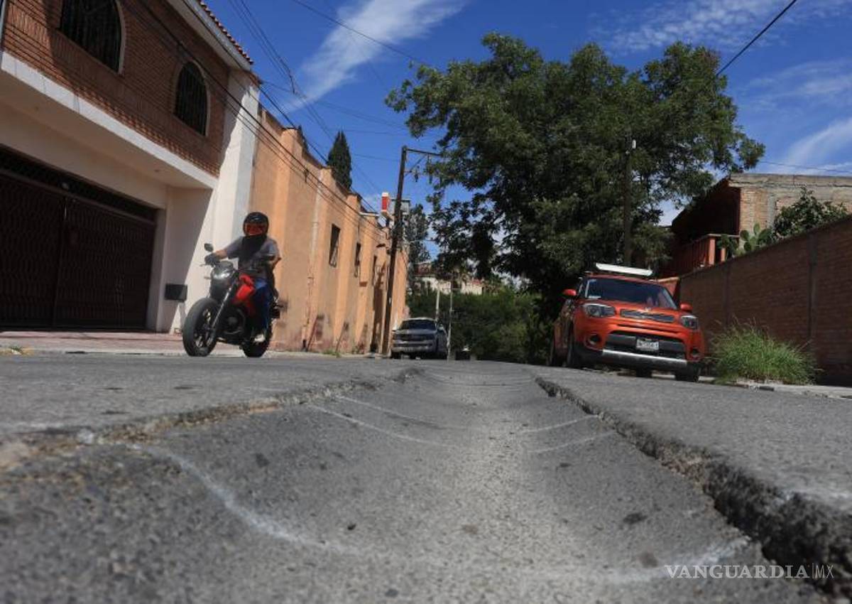 $!Personal de Aguas de Saltillo acudió al lugar para supervisar las reparaciones pendientes en la zona.