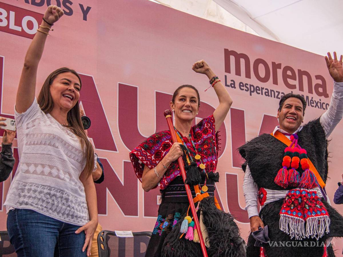 $!La candidata presidencial de Morena, Claudia Sheinbaum (c) durante un encuentro con indígenas maya, tzotzil y tzeltal en Tenejapa, estado de Chiapas (México).
