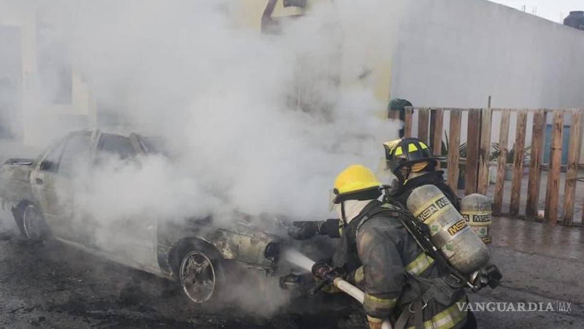 Ramos Arizpe: taxi es consumido por las llamas en incendio; Bomberos controlan la situación