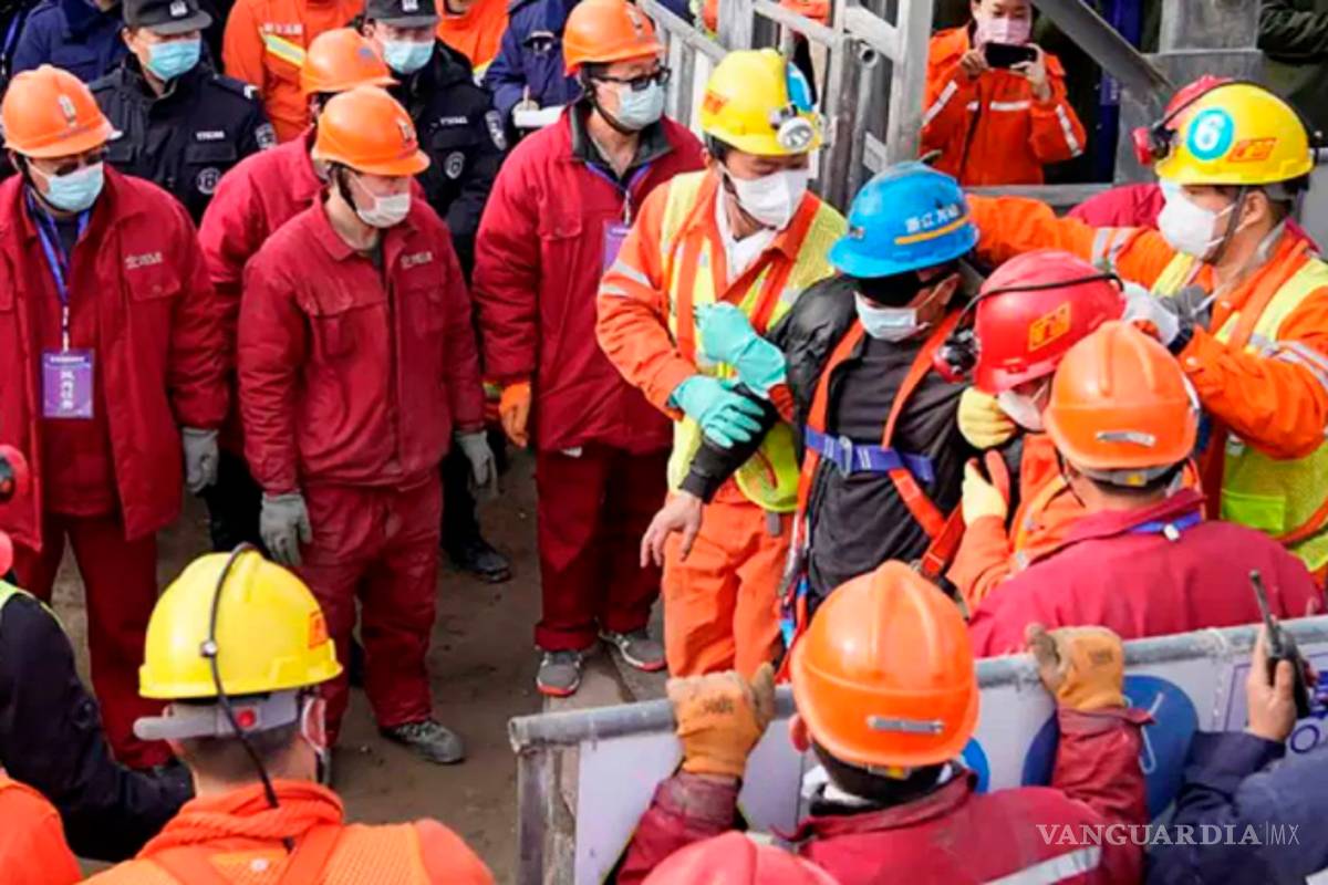 Rescatan a 11 mineros atrapados bajo tierra en China