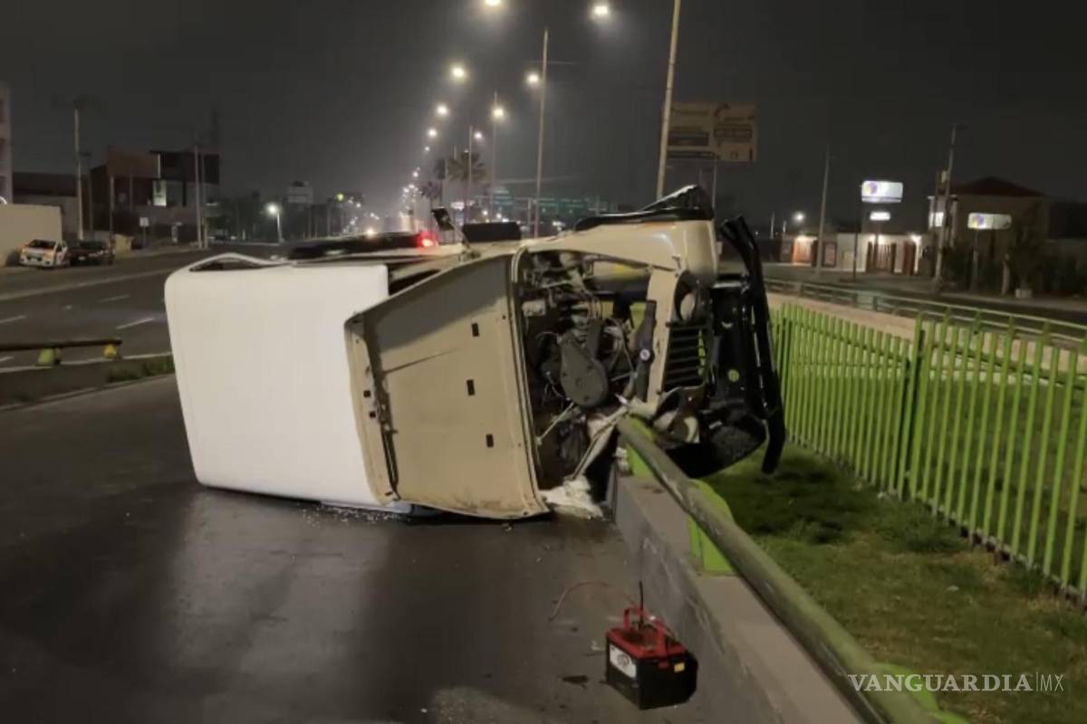 Saltillo: joven vuelca su carro, sale ileso y huye del lugar