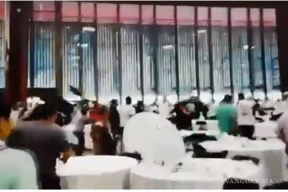 Irrumpen maestros de CETEG foro educativo de AMLO en Acapulco