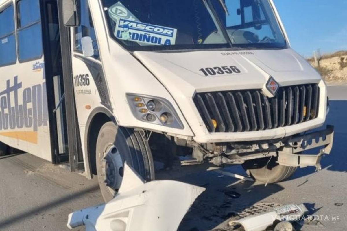 $!El vehículo de transporte de personal de la empresa SETTEPI resultó afectado en el choque provocado por el joven alcoholizado.