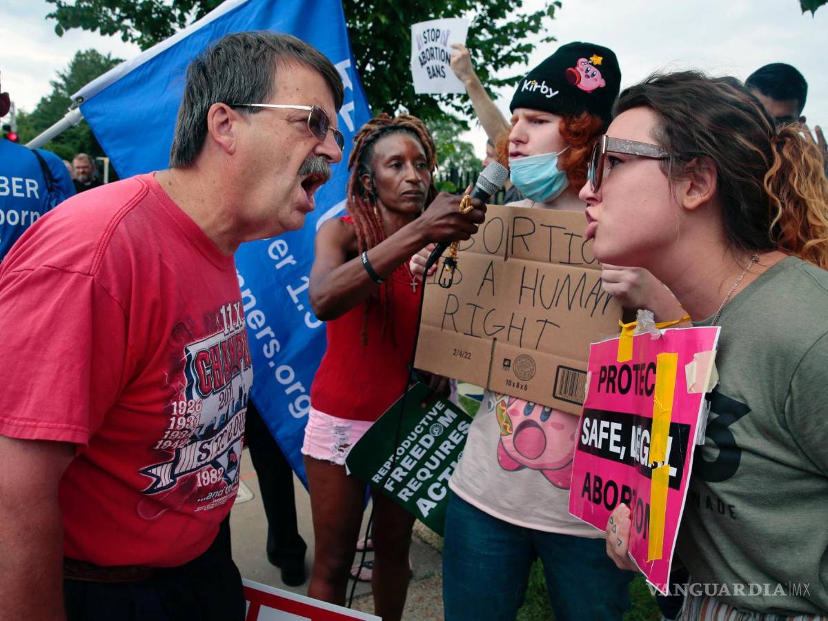 $!Steve Sallwasser discute sobre el aborto con Brittany Nickens frente a las oficinas de Planned Parenthood de Missouri.