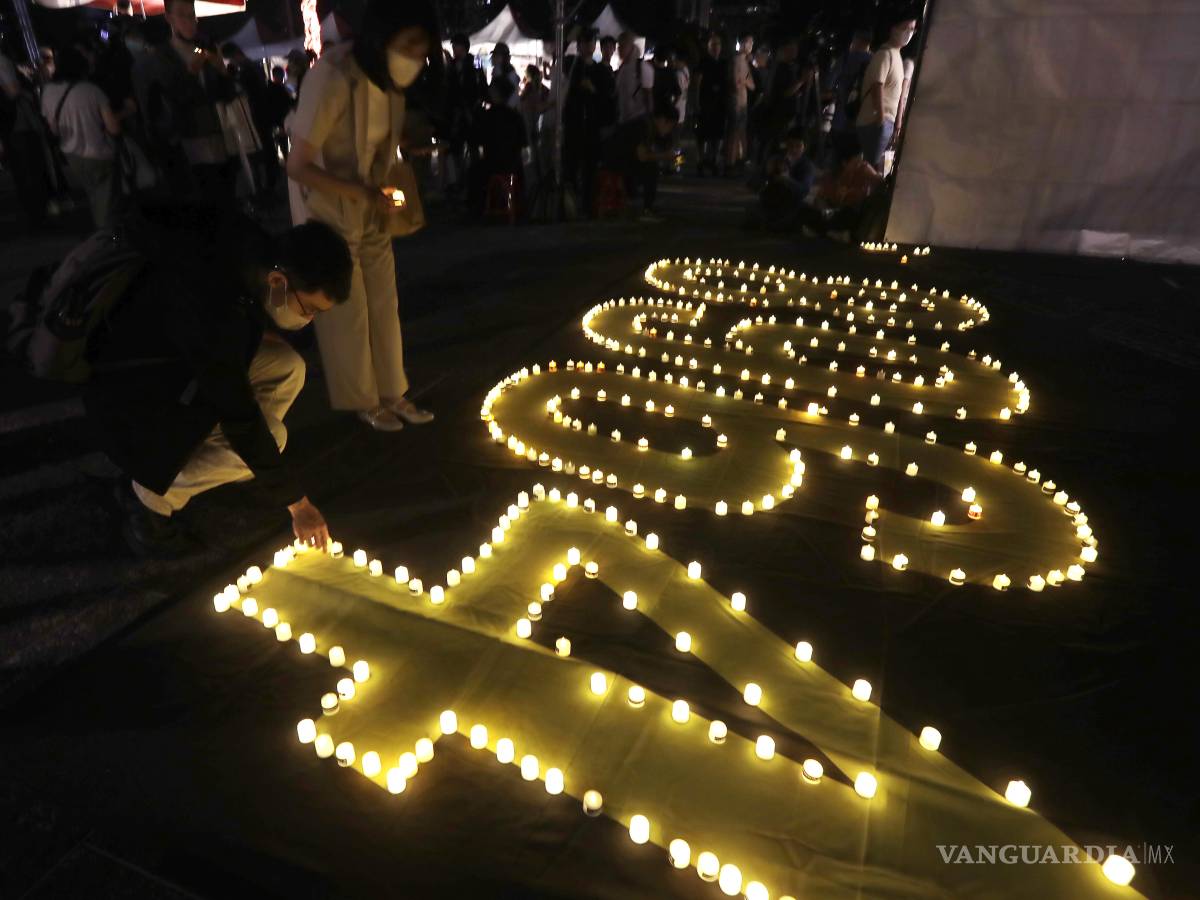 $!Participantes asisten a una vigilia con velas en la Plaza de la Democracia para conmemorar el 36 aniversario de la represión militar china en Taipei, Taiwán.