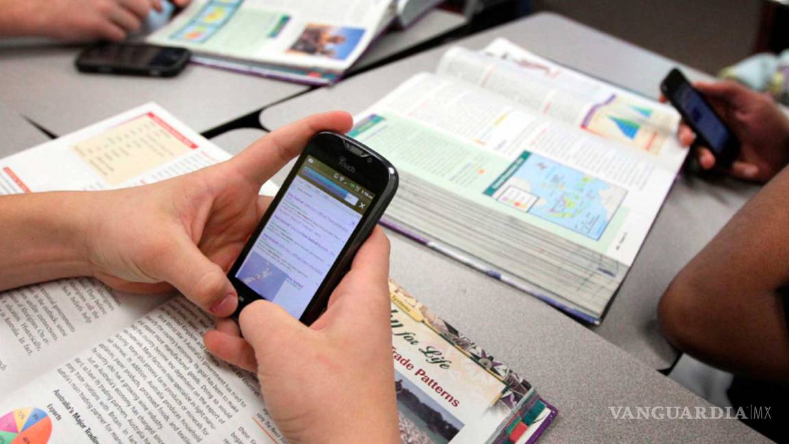 Francia prohibirá a estudiantes uso de celulares en escuelas